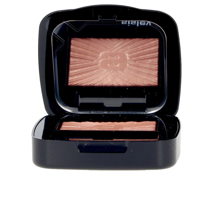Single 1.5 g silky coral powder eye shadow in satin finish, compact pan