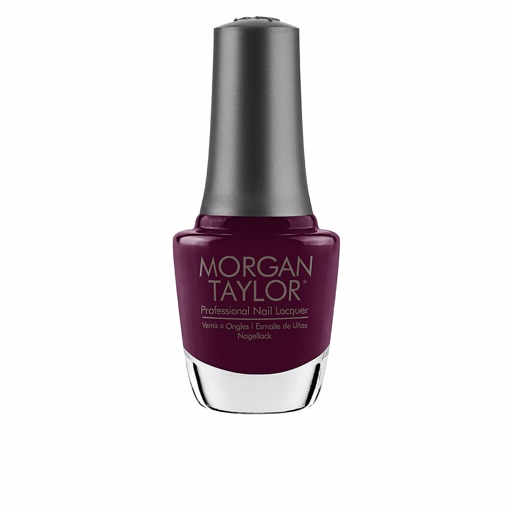 15 ml berry-coloured nail lacquer in clear glass bottle with curved brush, glossy finish