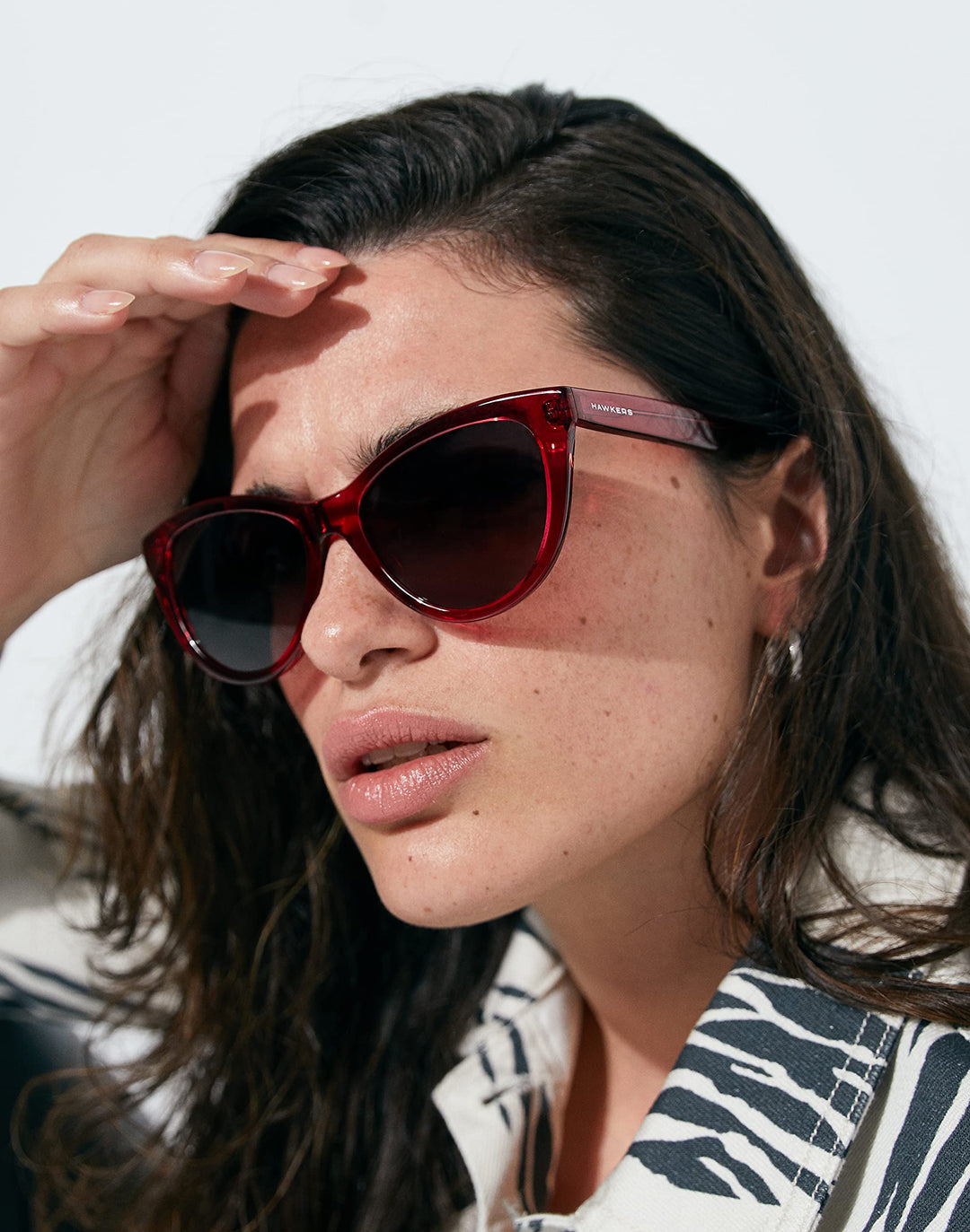Unisex cat‑eye sunglasses in translucent cherry acetate with grey‑to‑pink gradient lenses